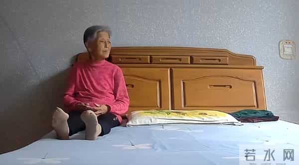 爷爷去世9个月，孙女晒奶奶照：再也不是时髦的老太，不抹口红不穿漂亮衣服，头发也白了一大半！