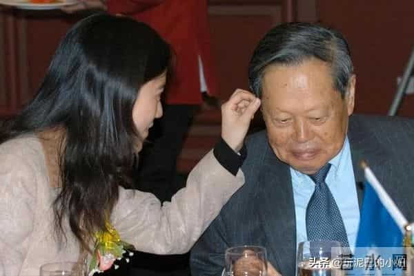 翁帆泣不成声，追忆早晨醒来看雪，像个小女孩沉浸在纯粹的浪漫中