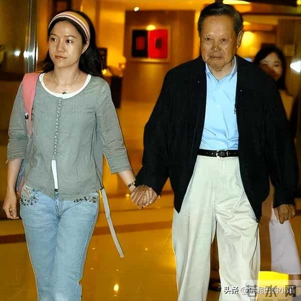 翁帆泣不成声，追忆早晨醒来看雪，像个小女孩沉浸在纯粹的浪漫中