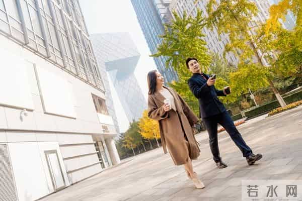 当和女人相处,主动触碰她的这些地方,能让她心动不已。