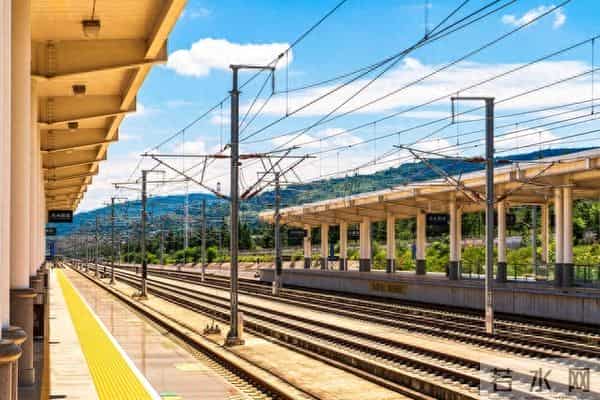 我在上海赚了700万，回村谎称赔84万，第六天亲戚上门了