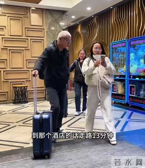 红姐和周阿姨差距太大，看周阿姨这么做收获好评，网友：这人能交