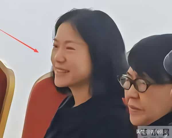 杨振宁去世两个月，翁帆哽咽发声追忆，多次擦泪，两件事让人泪目