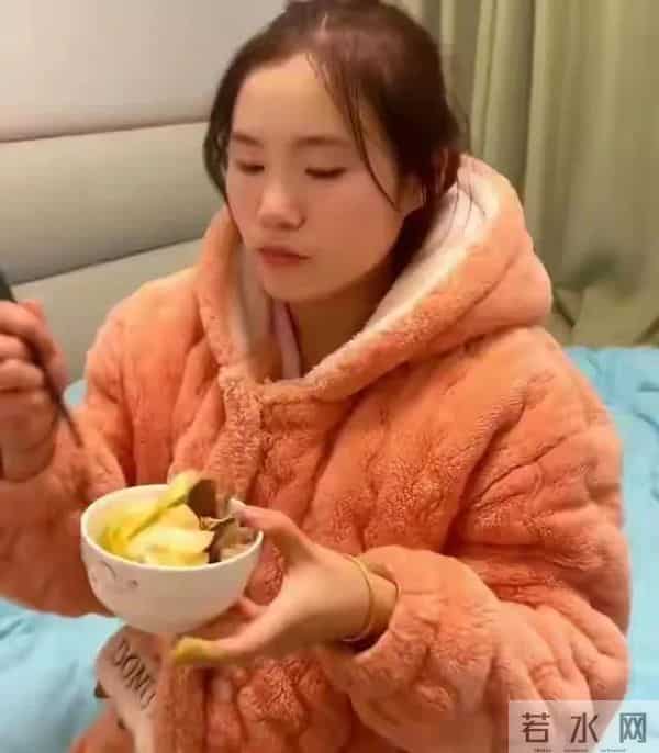 远嫁女子吵架一天没吃饭,丈夫主动服软递台阶,丈夫:她无处可去