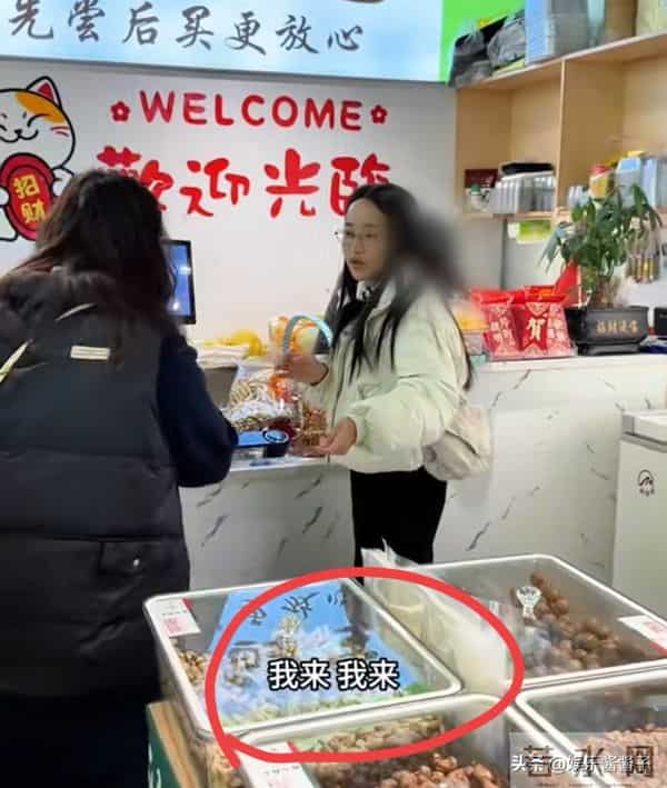 红姐和周阿姨差距太大，看周阿姨这么做收获好评，网友：这人能交