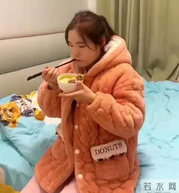 远嫁女子吵架一天没吃饭,丈夫主动服软递台阶,丈夫:她无处可去