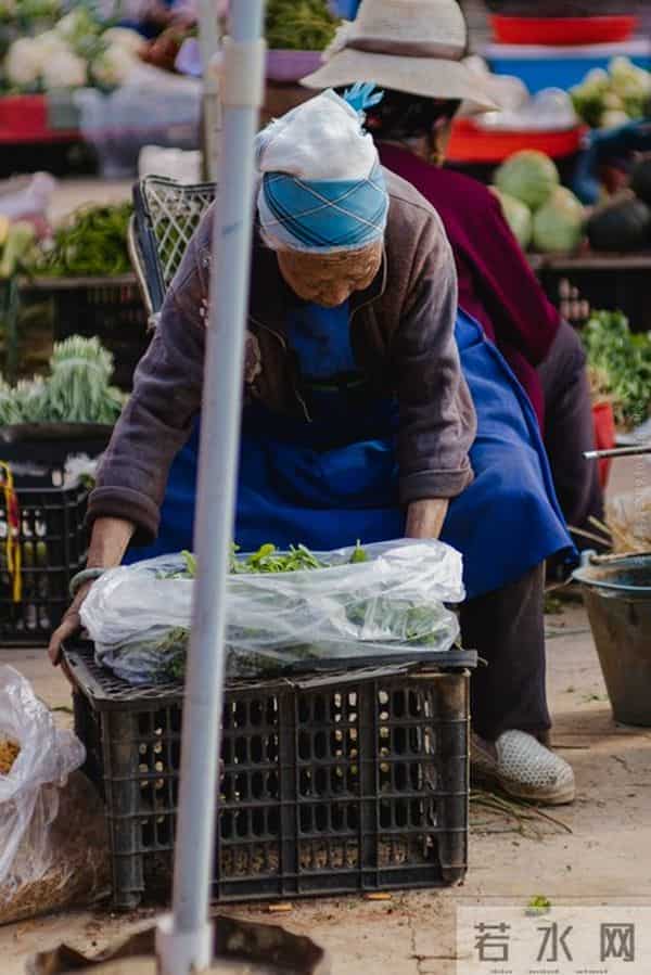 母亲轮住女儿家,儿子月补2000还贴钱,母女反目:养老最忌心凉