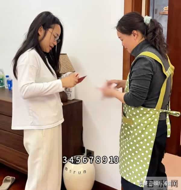 红姐和周阿姨差距太大，看周阿姨这么做收获好评，网友：这人能交