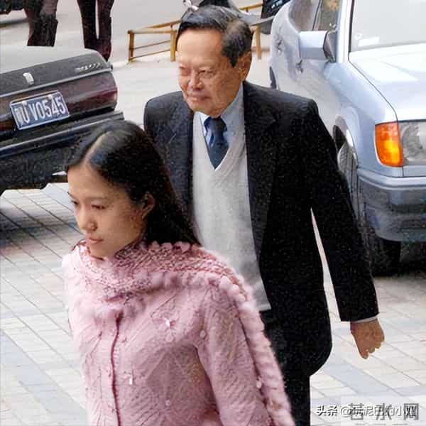 翁帆泣不成声，追忆早晨醒来看雪，像个小女孩沉浸在纯粹的浪漫中