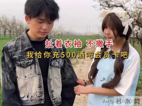 姑娘相亲撒娇扯住小伙袖子不放，小伙秒心动，网友：好福气！