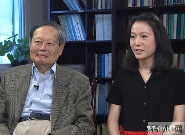 杨振宁去世两个月，翁帆哽咽发声追忆，多次擦泪，两件事让人泪目