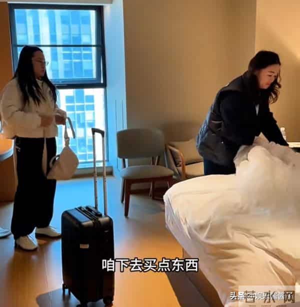 红姐和周阿姨差距太大，看周阿姨这么做收获好评，网友：这人能交