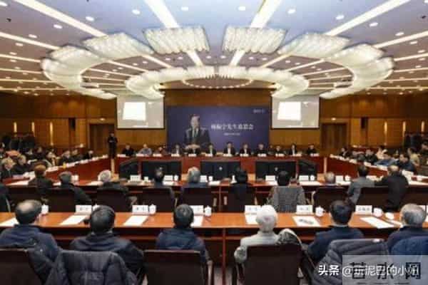 翁帆泣不成声，追忆早晨醒来看雪，像个小女孩沉浸在纯粹的浪漫中