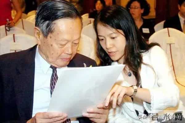 翁帆泣不成声，追忆早晨醒来看雪，像个小女孩沉浸在纯粹的浪漫中