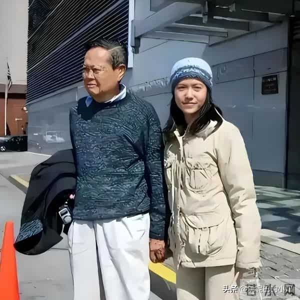 翁帆泣不成声，追忆早晨醒来看雪，像个小女孩沉浸在纯粹的浪漫中