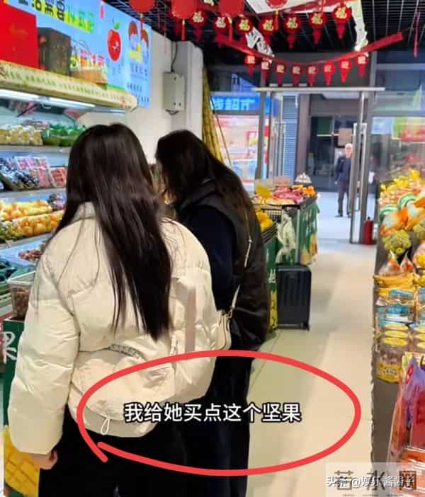 红姐和周阿姨差距太大，看周阿姨这么做收获好评，网友：这人能交