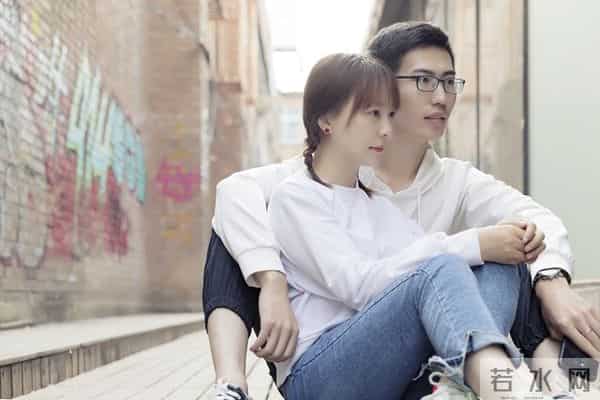 两性关系：搂着睡可以，亲嘴也行，但女人说的话，你敢全信吗？