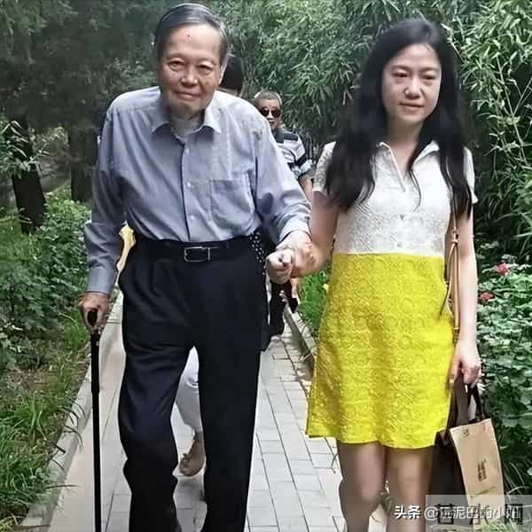 翁帆泣不成声，追忆早晨醒来看雪，像个小女孩沉浸在纯粹的浪漫中