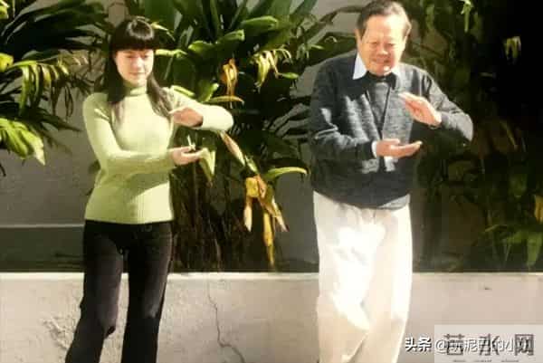 翁帆泣不成声，追忆早晨醒来看雪，像个小女孩沉浸在纯粹的浪漫中