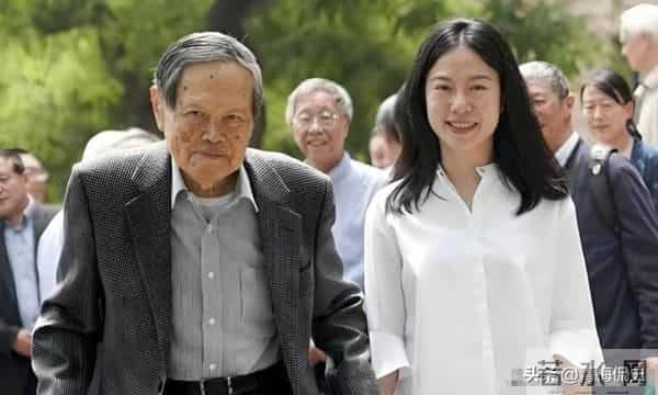 杨振宁去世两个月，翁帆哽咽发声追忆，多次擦泪，两件事让人泪目