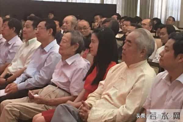 翁帆泣不成声，追忆早晨醒来看雪，像个小女孩沉浸在纯粹的浪漫中