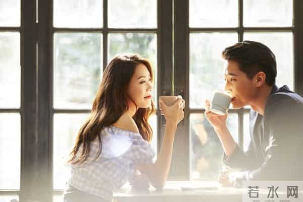 当和女人相处,主动触碰她的这些地方,能让她心动不已。