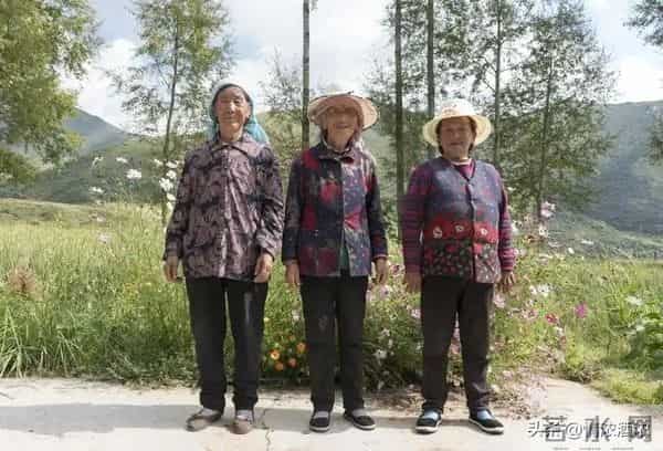 我最佩服我奶奶，她虽然不识字，却把三个儿媳治的服服帖帖