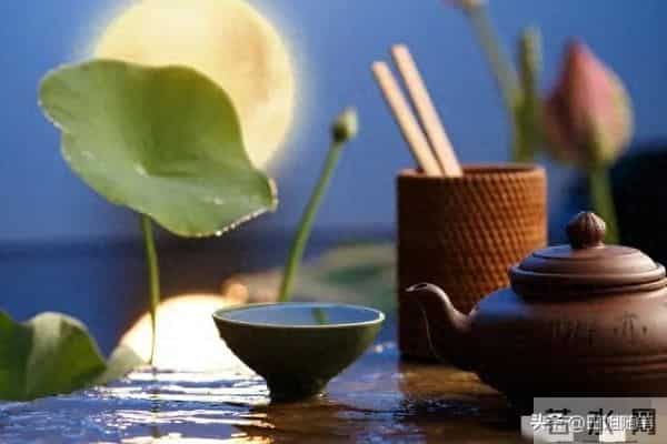 半生已过，让所有的陈年往事，一半入梦，一半随风吧