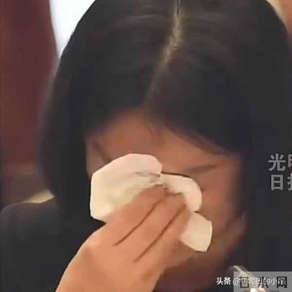 翁帆泣不成声，追忆早晨醒来看雪，像个小女孩沉浸在纯粹的浪漫中