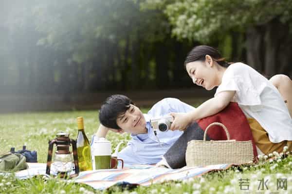 两性关系：搂着睡可以，亲嘴也行，但女人说的话，你敢全信吗？