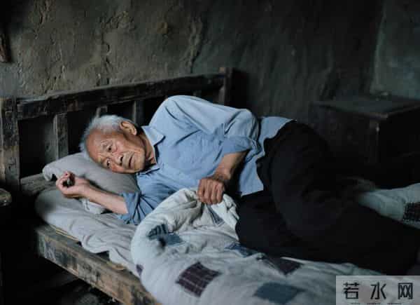 78岁大爷在家养狗面前煮了5只狗崽,说就爱吃狗肉,隔天醒来傻眼了