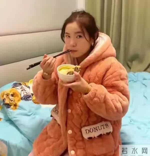 远嫁女子吵架一天没吃饭,丈夫主动服软递台阶,丈夫:她无处可去