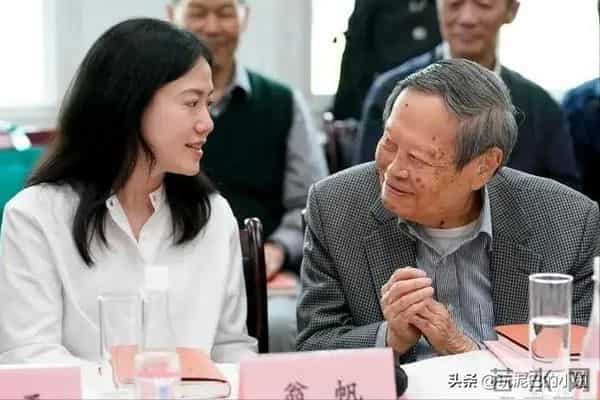 翁帆泣不成声，追忆早晨醒来看雪，像个小女孩沉浸在纯粹的浪漫中