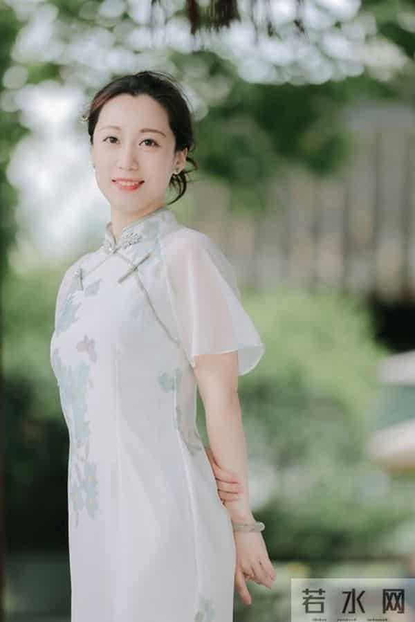 想要“勾搭”40岁左右的女人，你要极致的展现自己，教你五招拿下