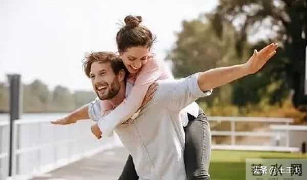 如果一个男人对你有如下3种举动，往往说明他已深深爱上上你。