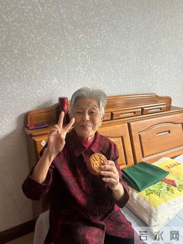 爷爷去世9个月，孙女晒奶奶照：再也不是时髦的老太，不抹口红不穿漂亮衣服，头发也白了一大半！