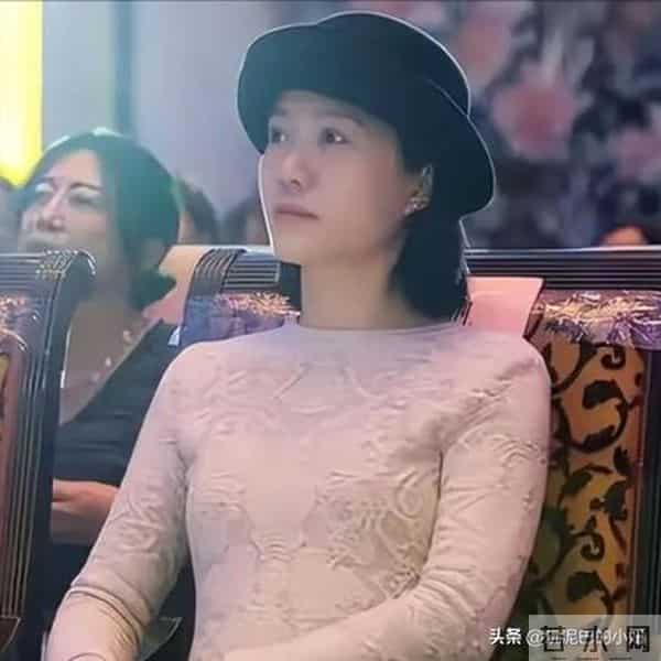 翁帆泣不成声，追忆早晨醒来看雪，像个小女孩沉浸在纯粹的浪漫中