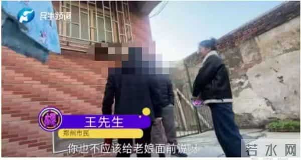 九旬老母亲把养老钱给小儿子，大儿子：受不了，太啃老了，花了50多万，拿走4000元给老人100元！