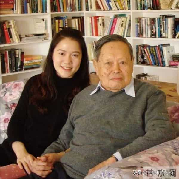 翁帆泣不成声，追忆早晨醒来看雪，像个小女孩沉浸在纯粹的浪漫中