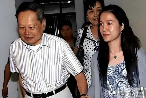 翁帆泣不成声，追忆早晨醒来看雪，像个小女孩沉浸在纯粹的浪漫中