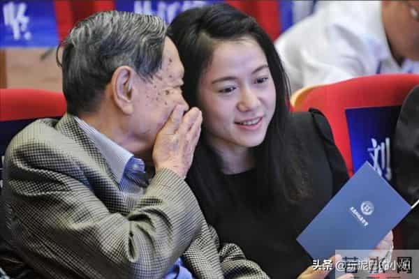 翁帆泣不成声，追忆早晨醒来看雪，像个小女孩沉浸在纯粹的浪漫中