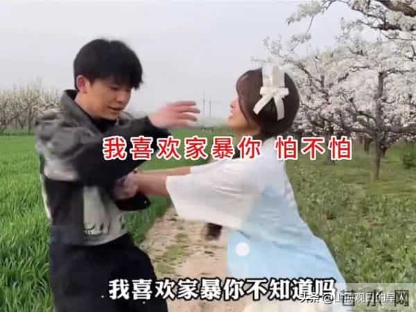 姑娘相亲撒娇扯住小伙袖子不放，小伙秒心动，网友：好福气！