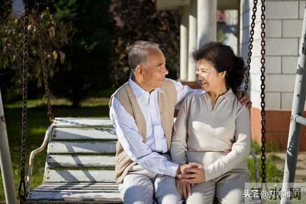 人到晚年才懂得：夫妻之间，最怕的并不是吵架，而是这3条