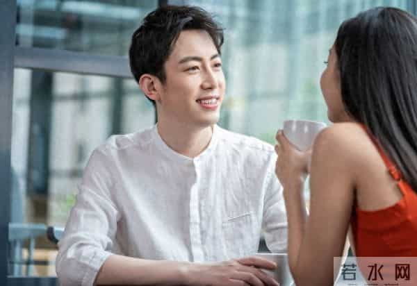 当和女人相处,主动触碰她的这些地方,能让她心动不已。