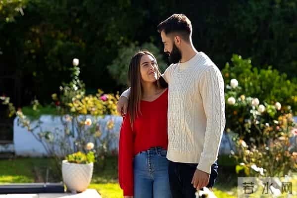 两性关系男人要明白，女人无论多大年龄，都有一个这样的要求