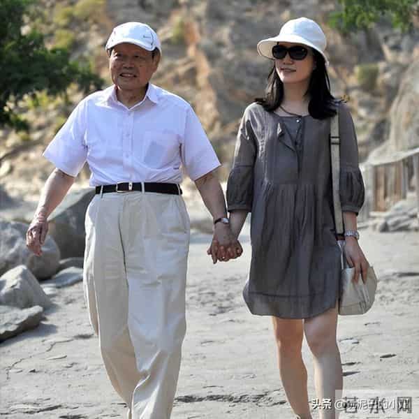 翁帆泣不成声，追忆早晨醒来看雪，像个小女孩沉浸在纯粹的浪漫中