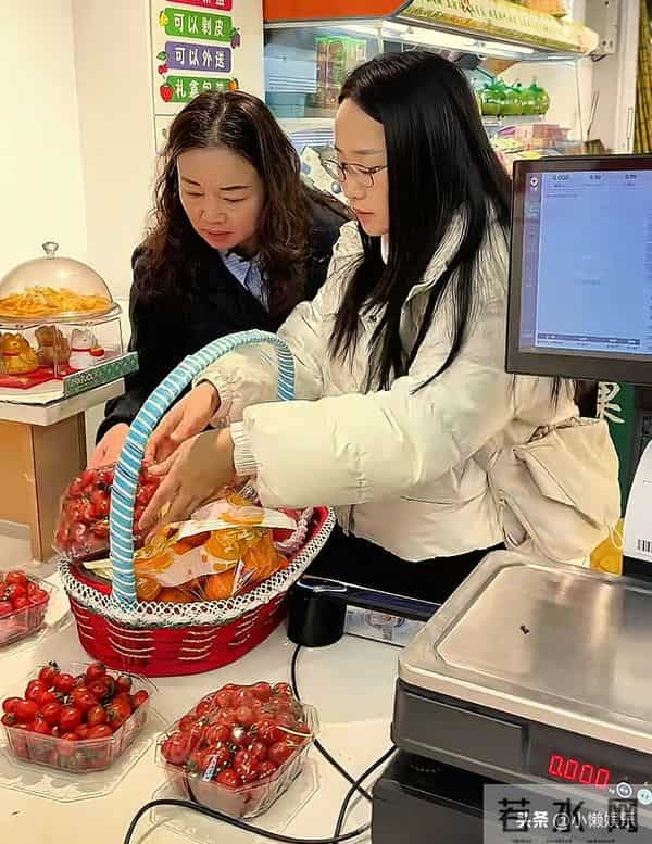 小凤还是偏心了,给保姆发年度奖金,每人10万,阿姨还有额外的