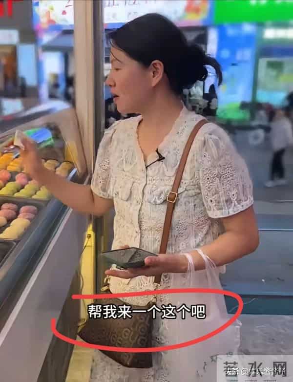 红姐和周阿姨差距太大，看周阿姨这么做收获好评，网友：这人能交