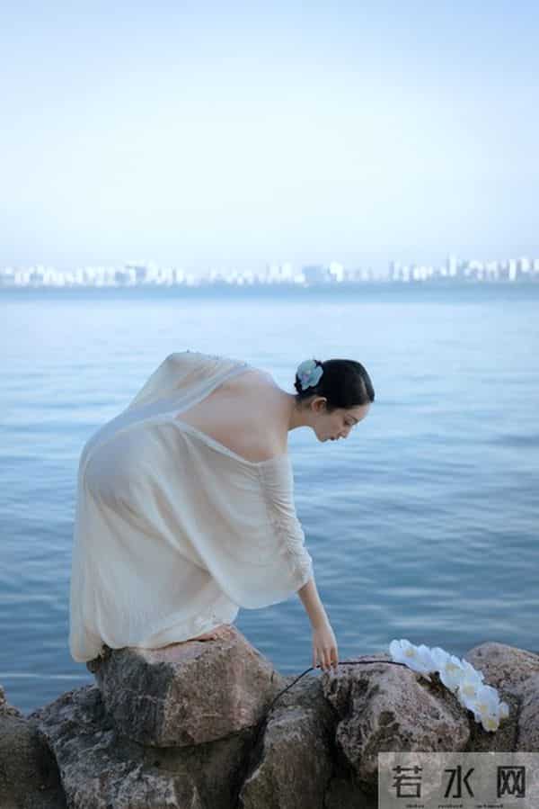 想要“勾搭”40岁左右的女人，你要极致的展现自己，教你五招拿下