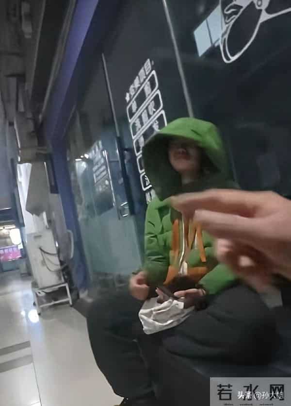 面馆老板晚上回家途中见落难女孩，帮她住宿，找工作